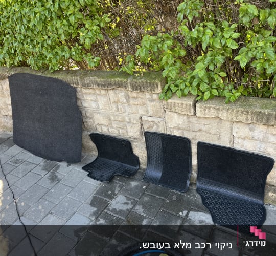 שטיחי רכב מונחים לייבוש על רצפה רטובה
